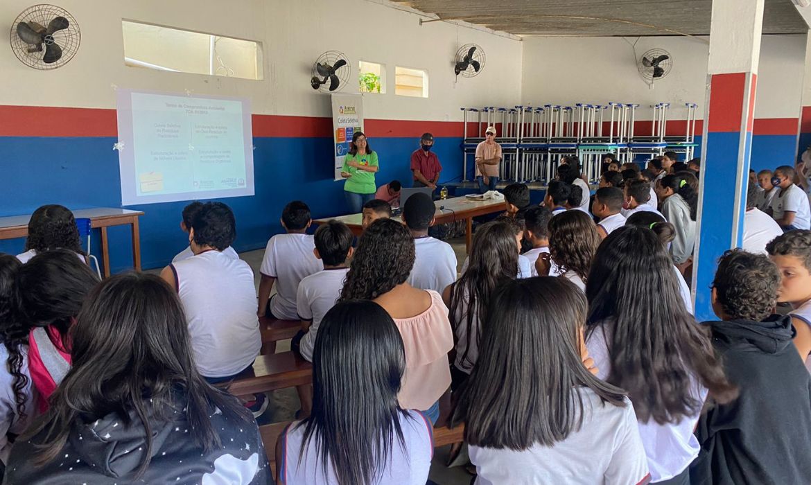 Alunos da Escola Ezequiel Fraga Rocha participam de palestra sobre reciclagem