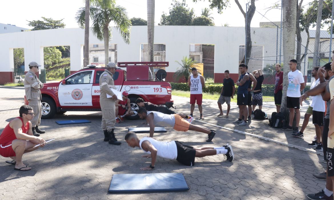 Corpo de Bombeiros prepara nova equipe de guarda-vidas para o verão de Aracruz