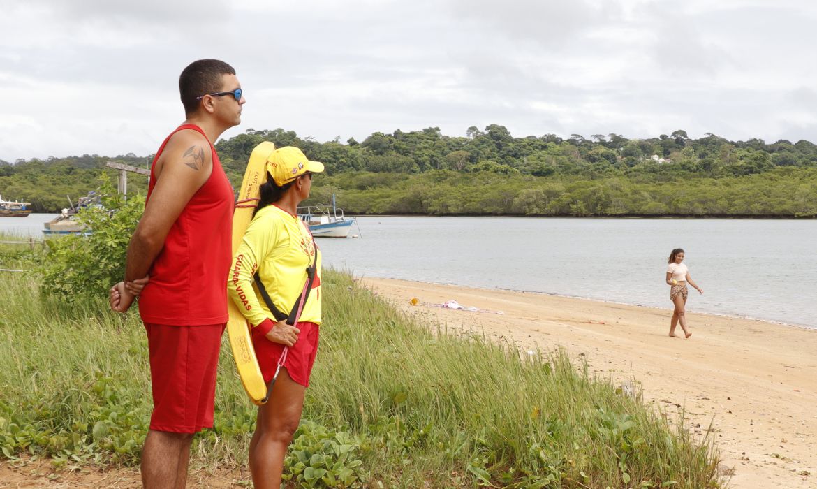 Guarda-vidas começam trabalhar dia 18 nas praias de Aracruz