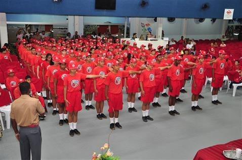 Alunos recebem certificado de formatura do curso Bombeiros do Futuro