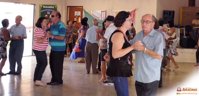 Prefeitura promove o dia dos namorados para os idosos