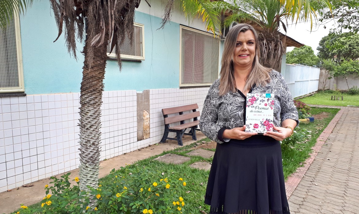 Professora da EMEF Marechal Costa e Silva lança livro de poesia