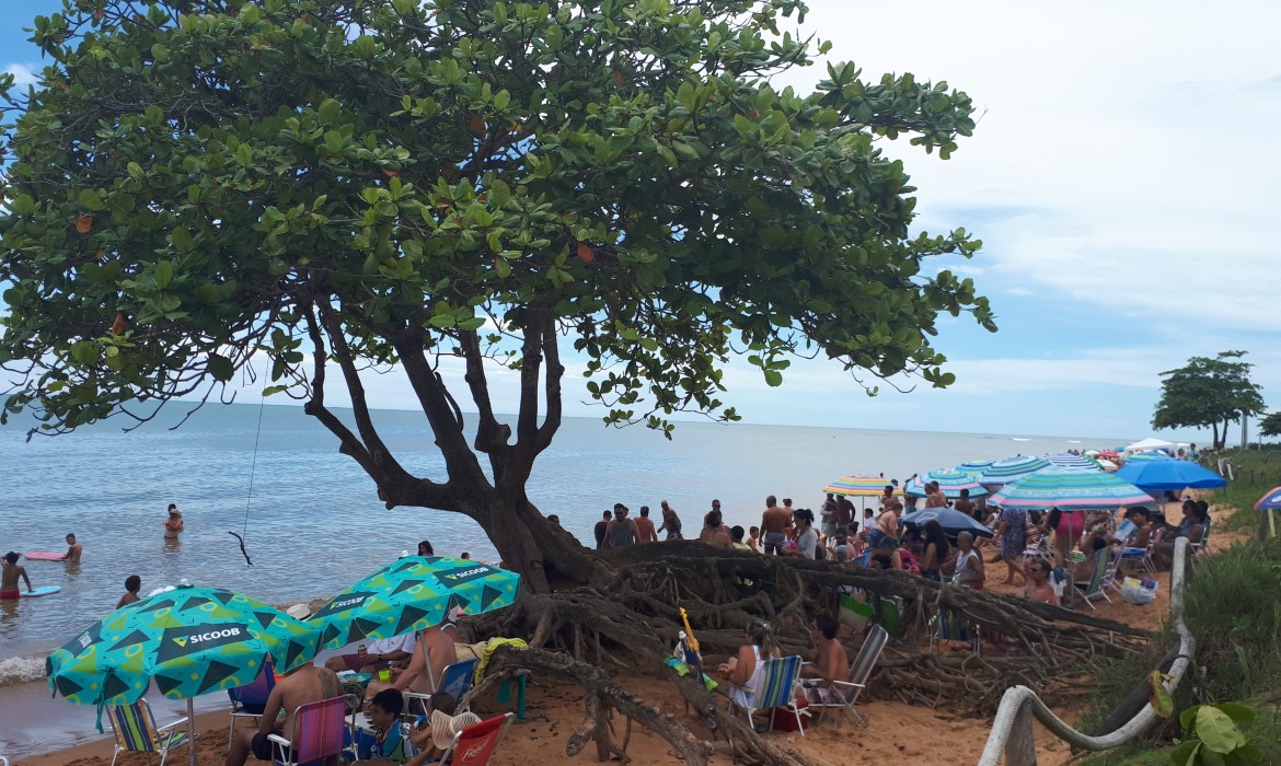 Banho de mar e música ao vivo são atrativos na praia de Mar Azul 