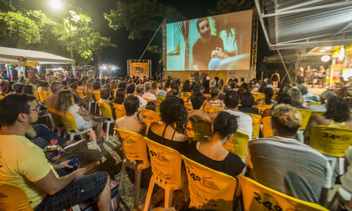 Sala de cinema ao ar livre neste sábado, em Barra do Sahy 