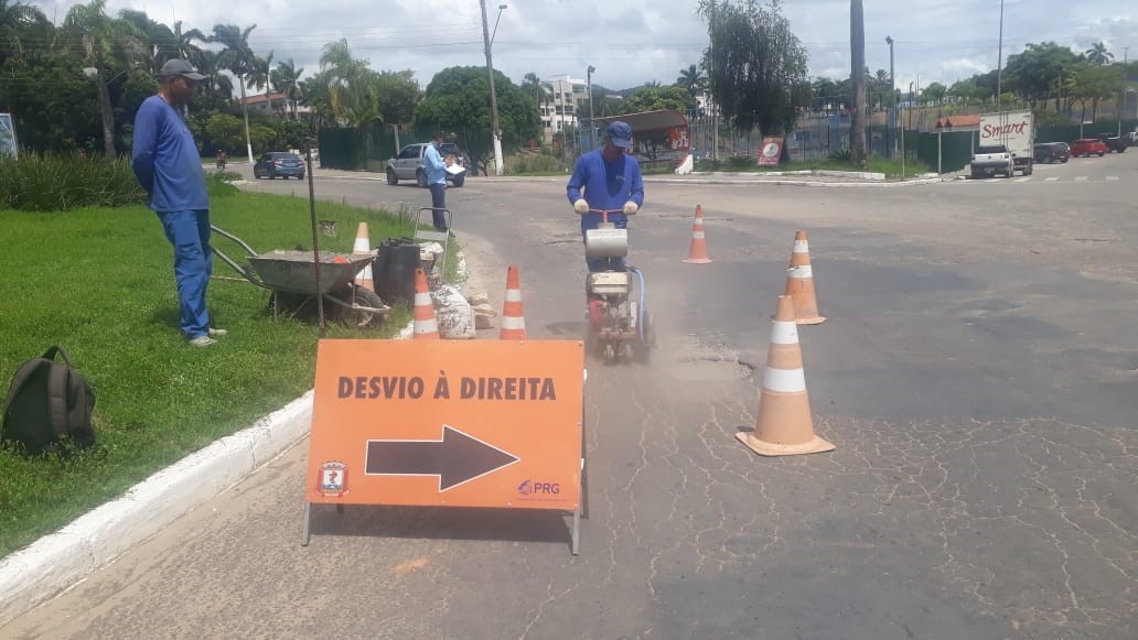 Trabalho de tapa-buraco é realizado na Av. Venâncio Flores