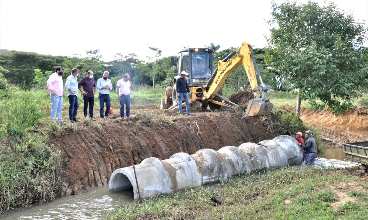 Prefeitura realiza desvio em estrada de Ribeirão do Meio 