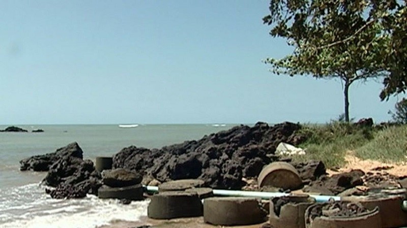 Esgoto “in natura” que era despejado em áreas de pedras e corais em  mar de Barra do Sahy já está sendo tratado