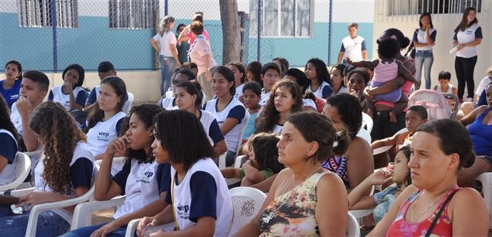 Alunos da rede municipal participam de eventos em combate ao câncer de mama, do Outubro Rosa