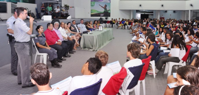 Alunos da rede municipal de Aracruz participam de formatura do Proerd