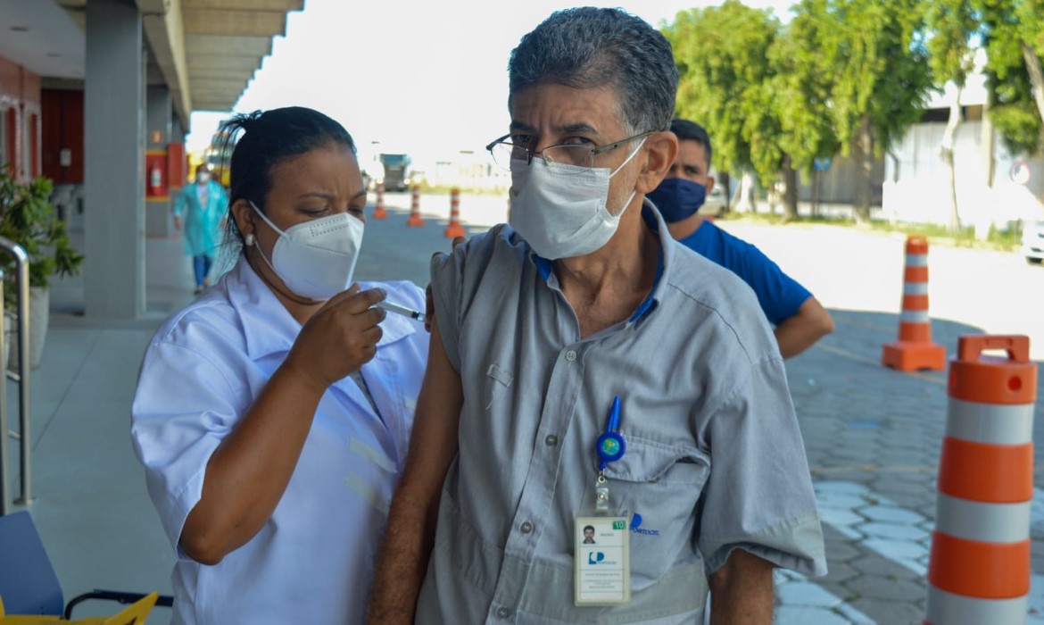 Trabalhadores portuários de Aracruz recebem primeira dose da vacina contra a covid-19