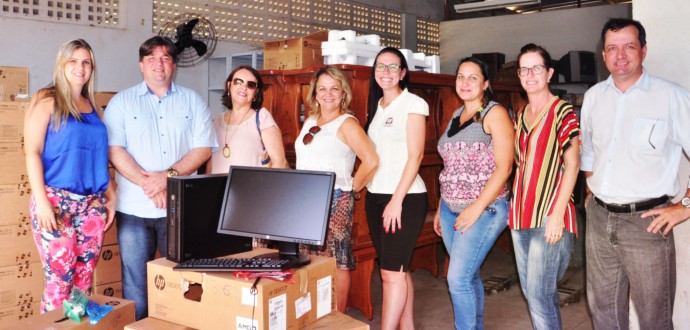 Escolas municipais de Aracruz recebem computadores do programa Bolsa Família