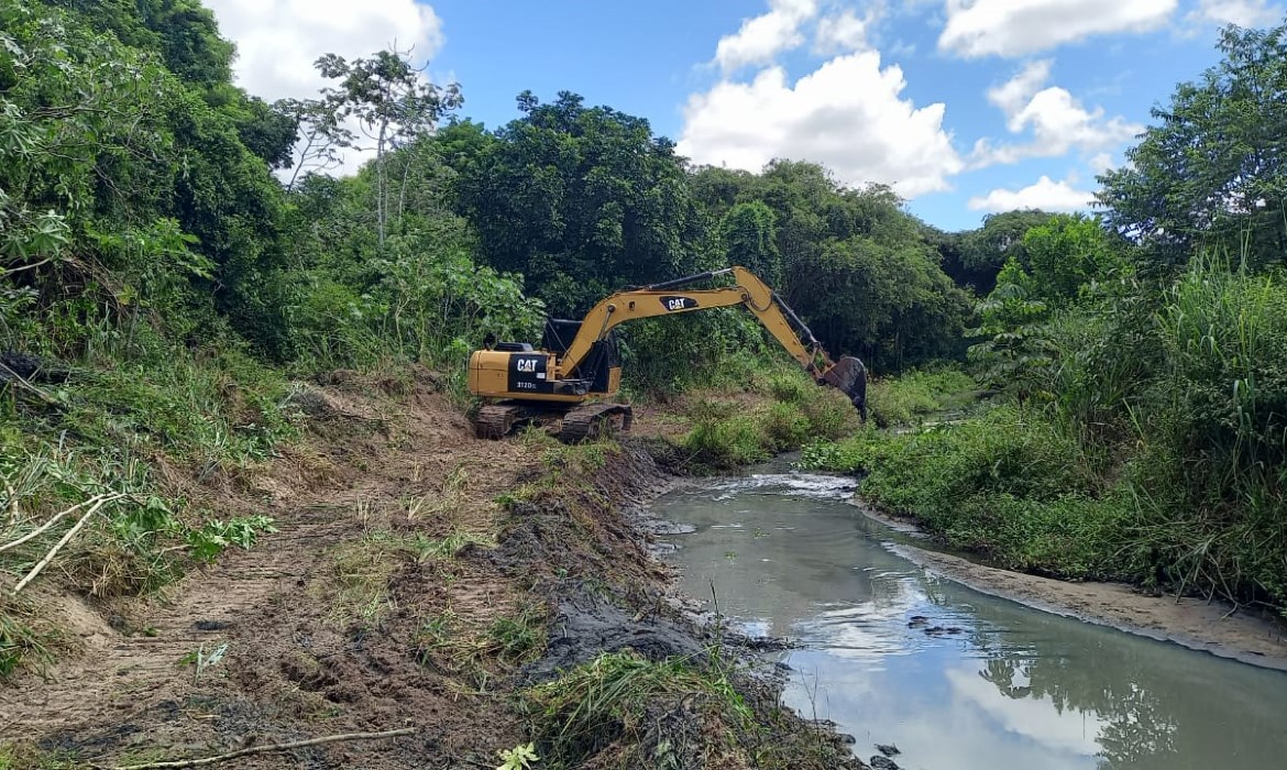 Setrans está realizando limpeza do valão da Barra do Riacho