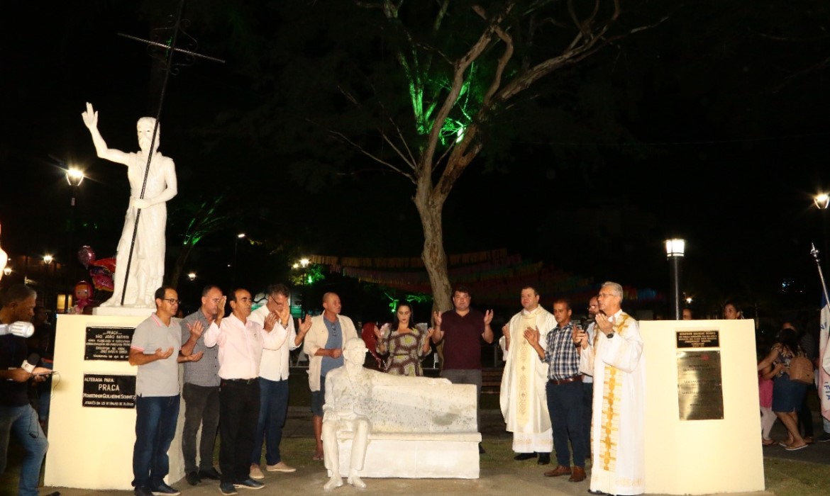 Prefeitura inaugura monumento em homenagem ao Monsenhor Guilherme Schmitz 