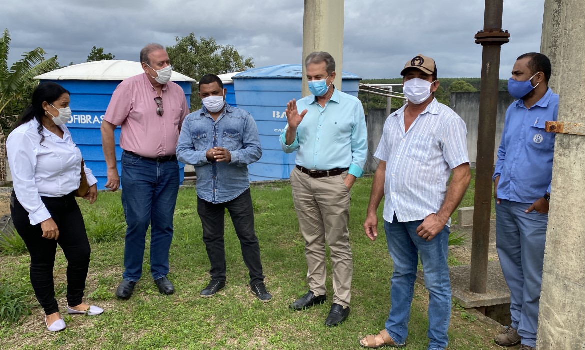 Prefeito de Aracruz visita obra de saneamento que atenderá a Orla de Aracruz 