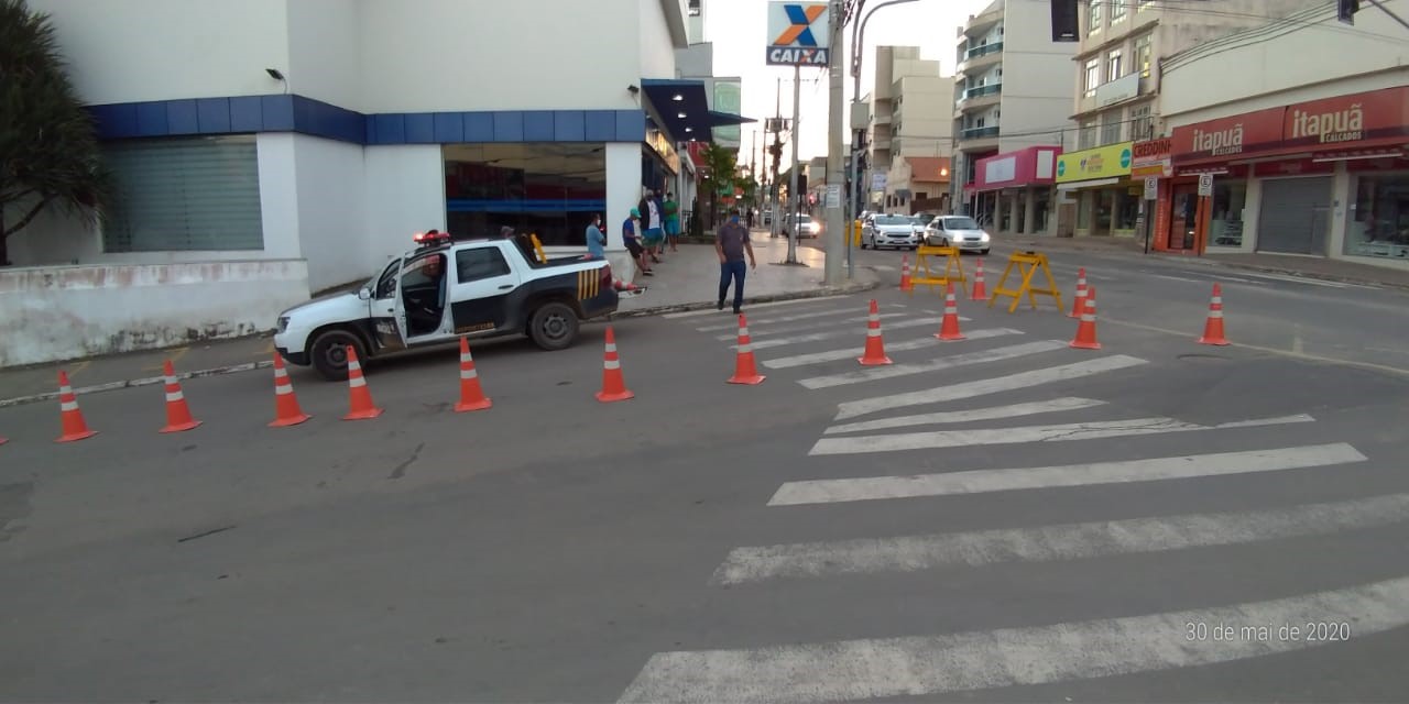 Secretaria de Transportes e Serviços Urbanos faz ação para organização da fila da Caixa durante o sábado