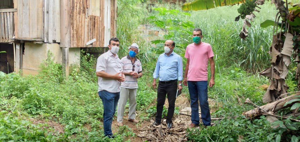 Prefeito Dr. Coutinho visita área do bairro São Camilo onde moradores reivindicam construção de galeria