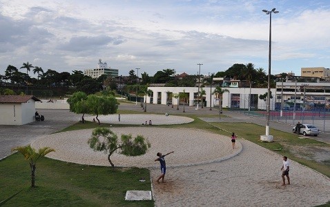 Escolas e Praça da Paz em Aracruz passam por processo de descontaminação de areia