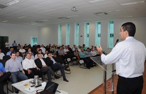 Secretário de Estado participa de Café Empresarial em Aracruz e ministra palestra sobre obras no município