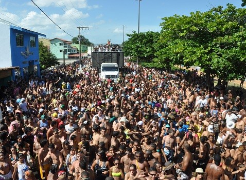 Carnaval de Aracruz anima cerca de 20 mil pessoas no balneário de Barra de Sahy