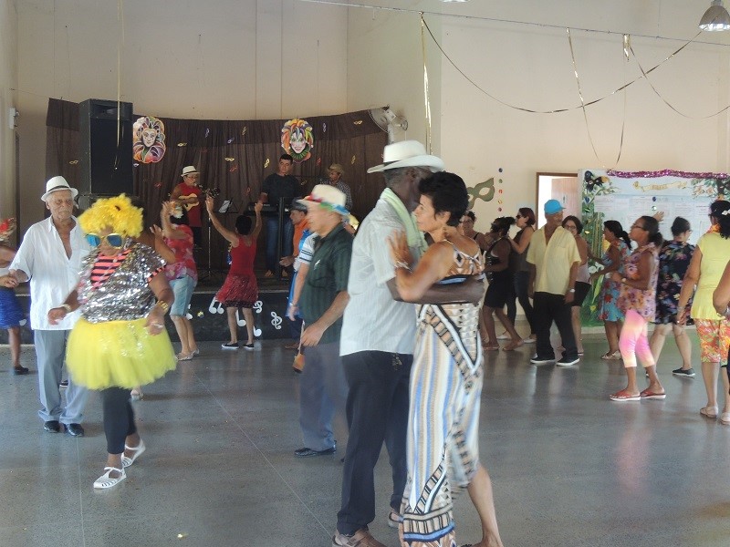 10ª edição do CarnaForró: Idosos de Aracruz deixam a preguiça de lado e caem na folia