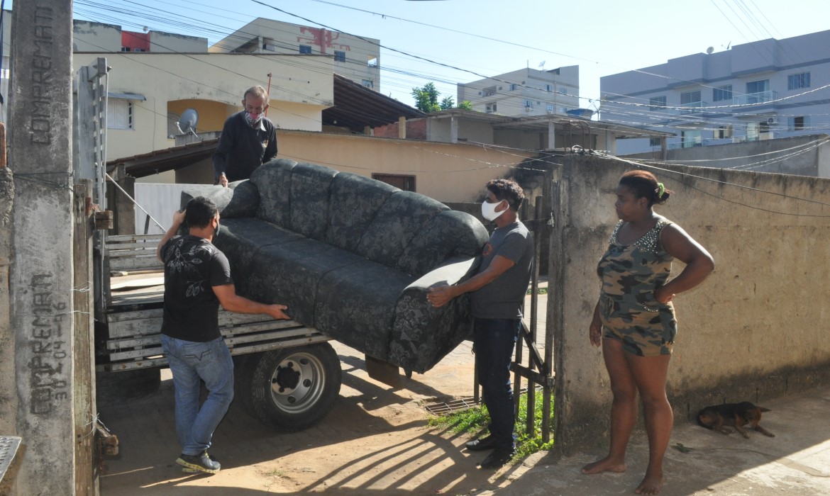 Famílias carentes de Aracruz recebem doação por meio do projeto “Móveis Solidários”