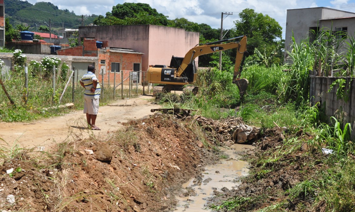 Prefeitura inicia limpeza em valão da cidade