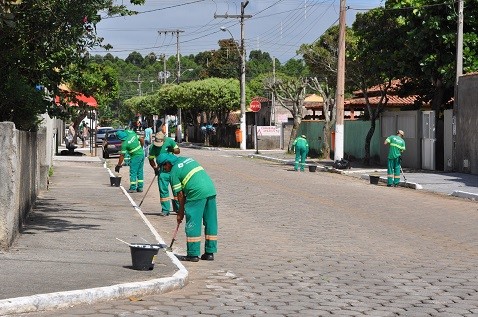 Prefeitura de Aracruz dá início ao serviço de pintura dos meios-fios 