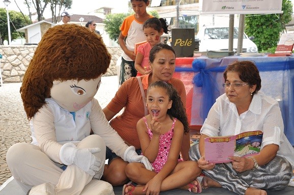 Projeto Comunidade de Leitores é sucesso em ação social na Praça São João Batista   