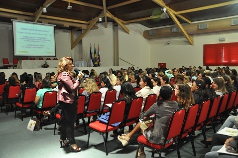 Palestra com a Dra. Aricélia Ribeiro do Nascimento marca o Seminário da Educação Infantil