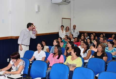 Auxiliares e técnicos de saúde bucal participam de capacitação sobre Biossegurança