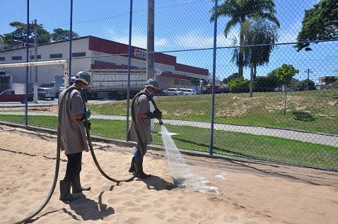 Quadras da Praça da Paz tiveram suas areias descontaminadas