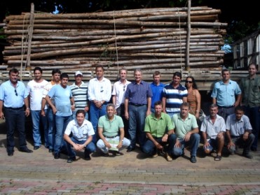 Prefeitura incentiva produção de maracujá com doação de estacas para produtores