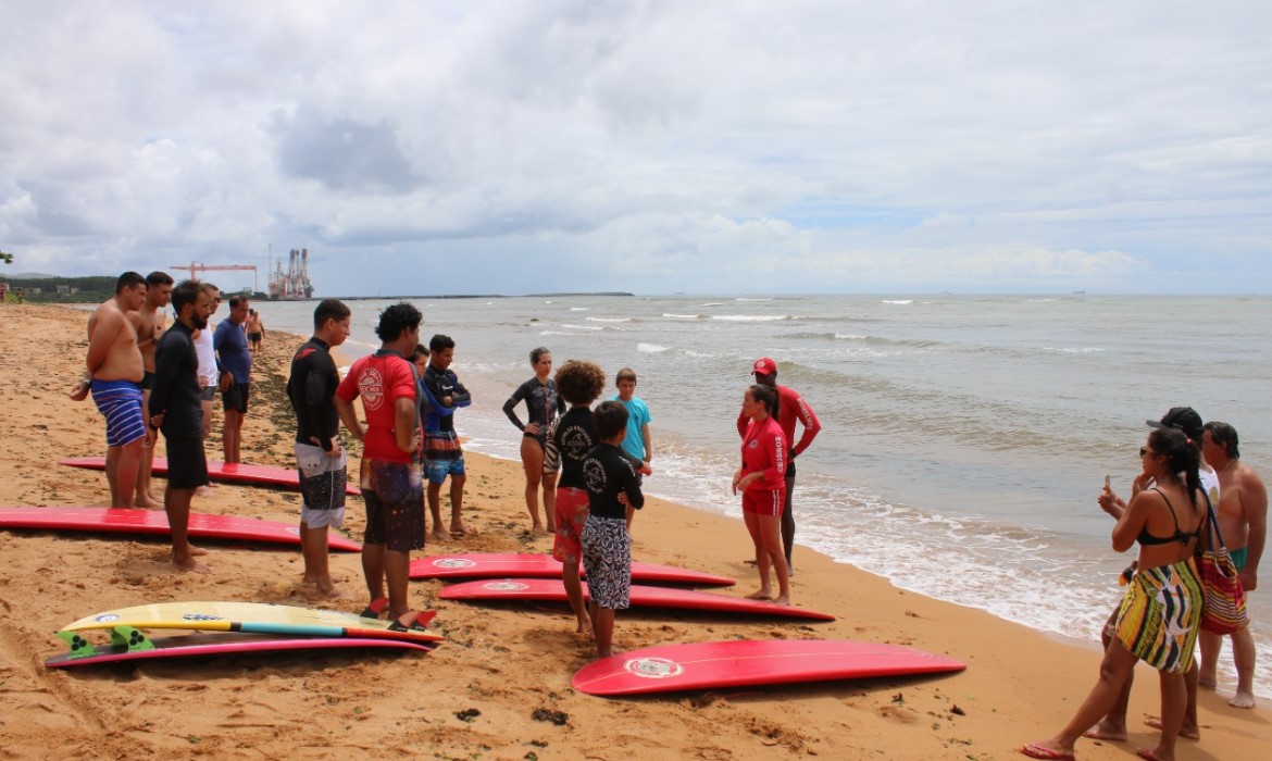 Surfistas e praticantes de esportes aquáticos participam do curso “Surf Salva”, promovido pela Semtur e Corpo de Bombeiros