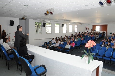 Secretários escolares e auxiliares de secretaria escolar recebem capacitação profissional