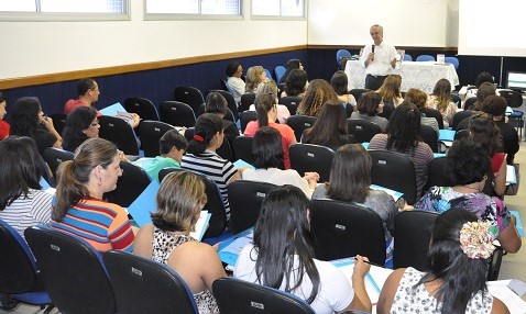 Utilização de fontes históricas na sala de aula é tema de palestra no Polo UAB Aracruz 