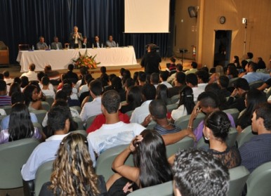 Prefeito de Aracruz participa de formatura  de mais 140 jovens do município