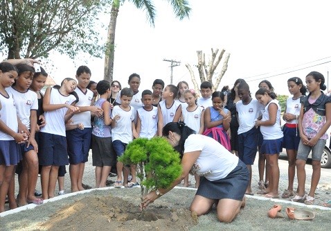 Alunos da rede municipal arborizam Praça da Cohab 2 no Dia da Árvore