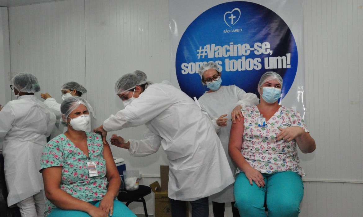 Prefeitura  vacina profissionais da saúde do Hospital São Camilo e UPA Vila Rica