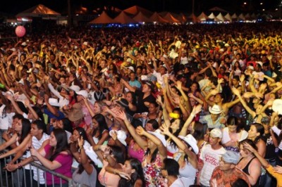 Banda Tchê Garotos e rodeio agitam a sexta-feira da 21ª Expo Aracruz 2011