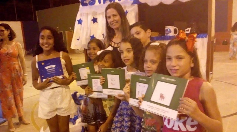 Alunos da EMEF Abílio Correia de Amorim lançam livros em noite de autógrafos