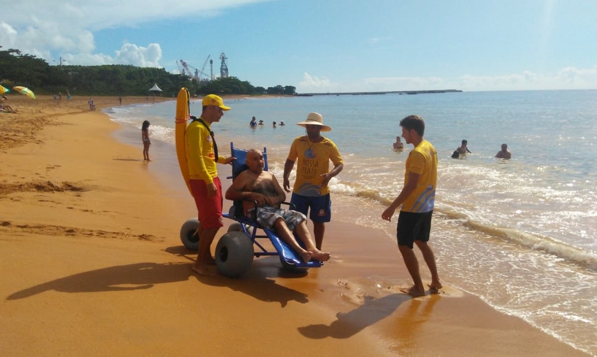 Banho de mar assistido para pessoas com deficiência de sexta a domingo, na Barra do Sahy