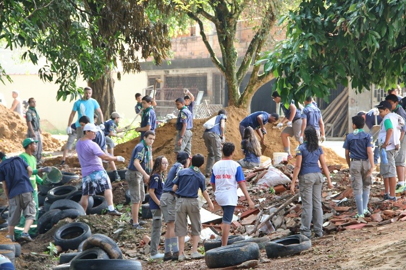 Mutirão de revitalização em Jequitibá transforma o entorno do campo do Mariano