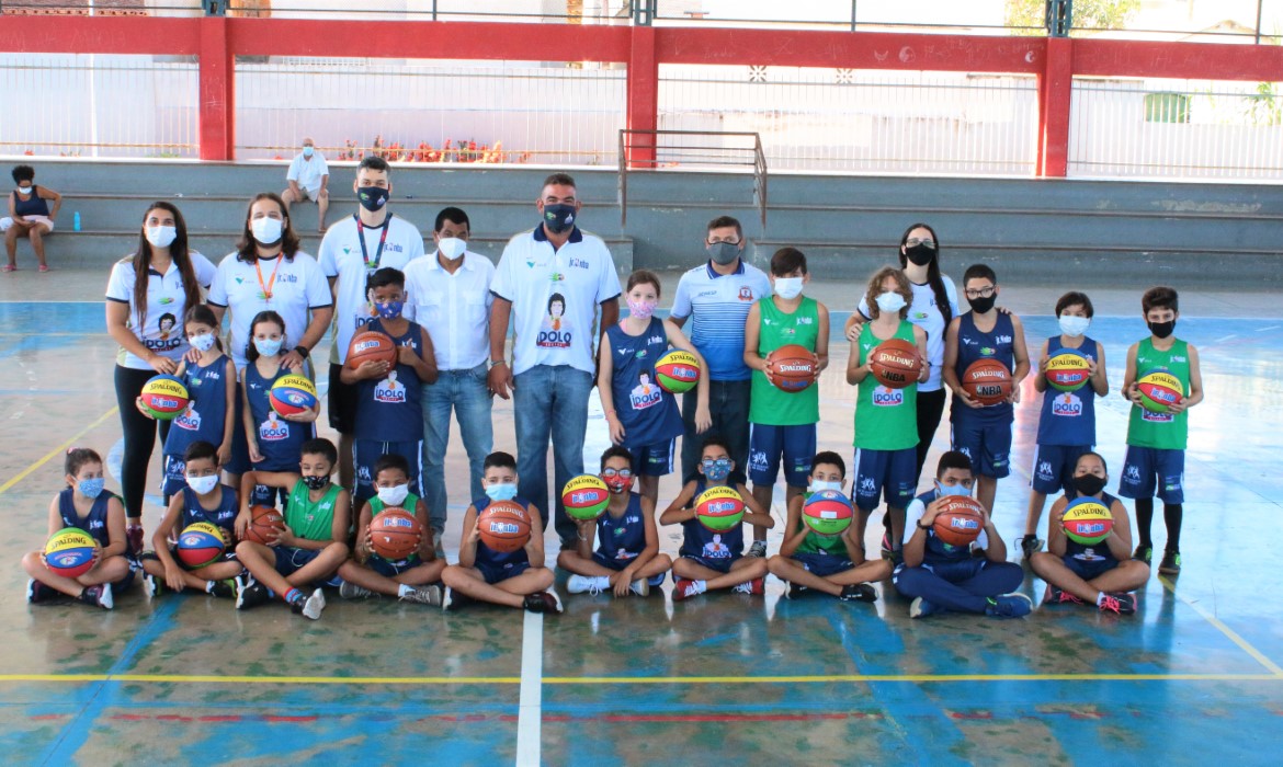 Alunos aracruzenses do projeto Ídolo Social do Instituto Anderson Varejão recebem material esportivo 