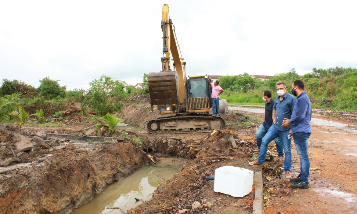 Prefeitura inicia serviço de limpeza e desobstrução de canal na Barra do Riacho