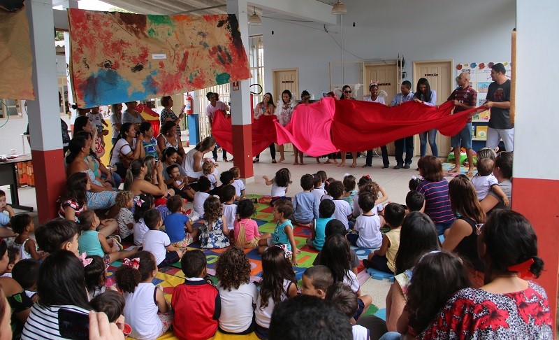 CMEI "Chapeuzinho Vermelho envolve famílias e alunos em dia de "Café Literário"