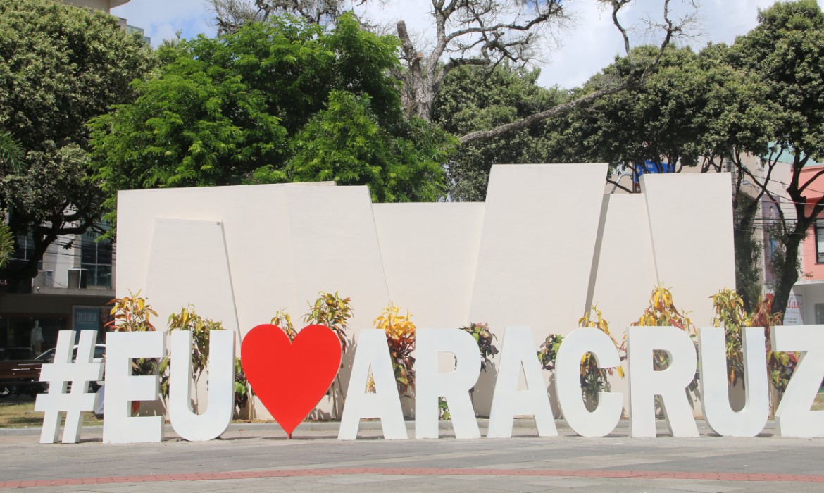 Eu Amo Aracruz: letreiro na Praça Monsenhor G. Schimitz espalha amor pelo município