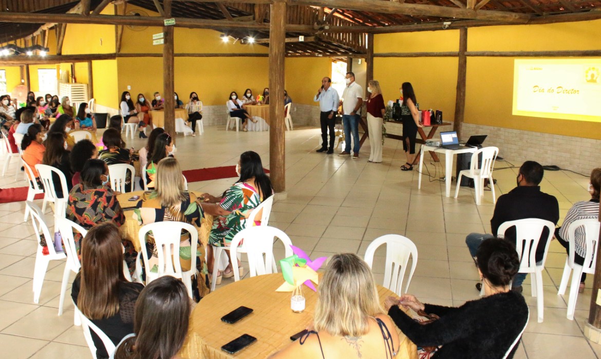 Secretaria de Educação homenageia diretores escolares em evento