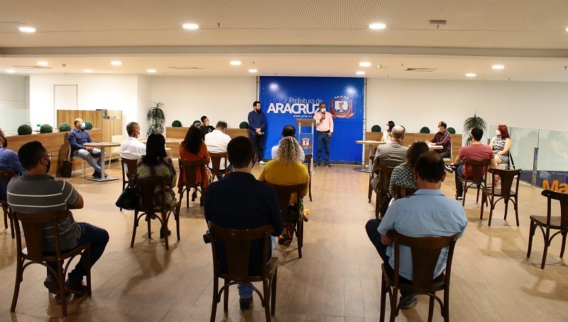 Escritores de Aracruz contemplados pela lei Aldir Blanc fazem entrega simbólica de seus títulos ao município