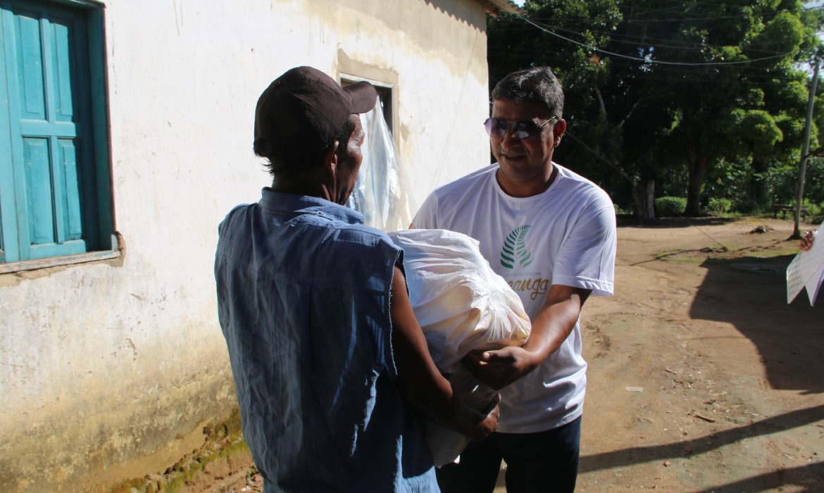 Vida no Mangue: mais de cem cestas básicas entregues a tiradores de caranguejo 