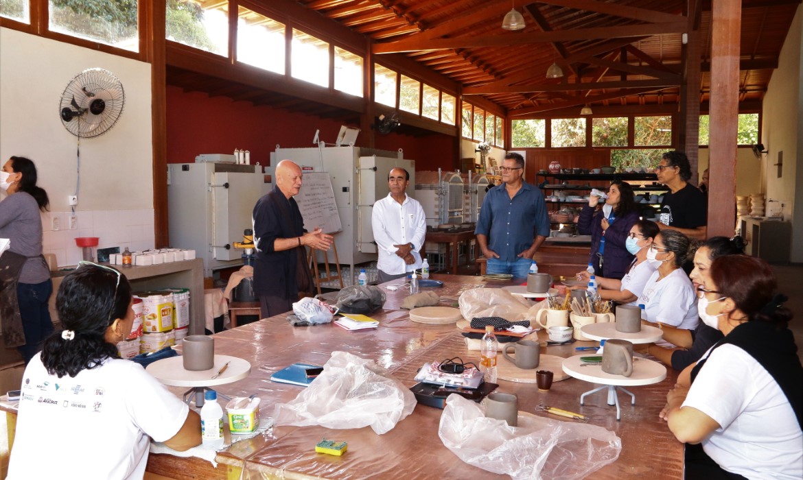 Dr. Coutinho e Beto Vieira visitam fábrica no Mosteiro Zen onde aracruzenses participam de Curso de Cerâmica 